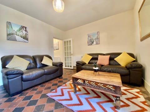 EasyRest House 1 Grantham - 6 Beds & Free Parking - Spacious & Comfy - Access to A1, Town Centre & Shops Apartment in Grantham