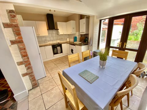 EasyRest House 1 Grantham - 6 Beds & Free Parking - Spacious & Comfy - Access to A1, Town Centre & Shops Apartment in Grantham