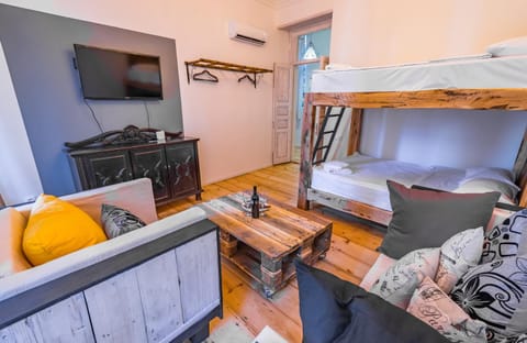 Bed, TV and multimedia, Seating area