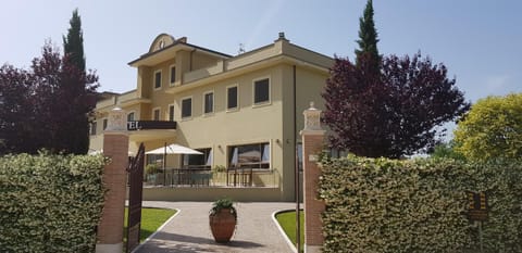 Facade/entrance