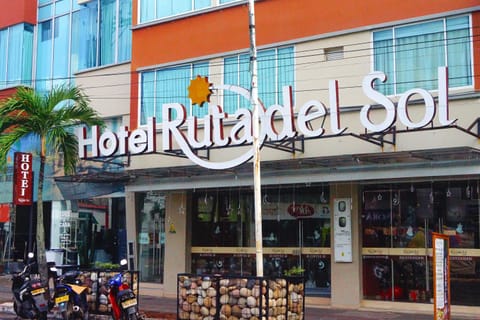 Property building, Facade/entrance, Property logo or sign, Evening entertainment, Logo/Certificate/Sign, City view, Street view
