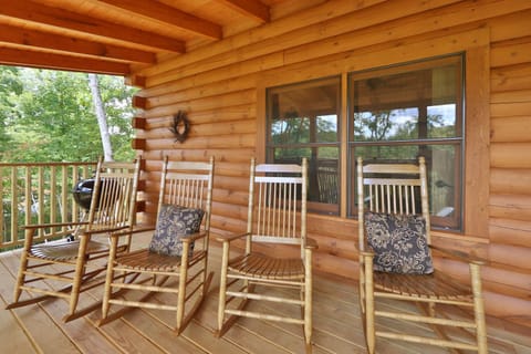 Four Oaks Lodge House in Pigeon Forge