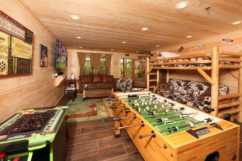 Gray Wolf Den House in Pigeon Forge