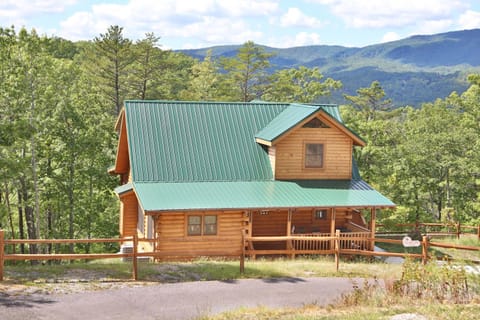 Gray Wolf Den House in Pigeon Forge