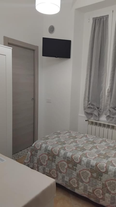 Bed, TV and multimedia, Photo of the whole room, Bedroom, wardrobe