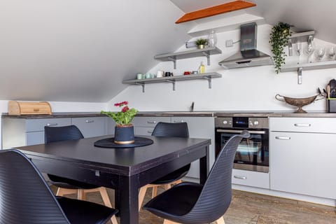 Kitchen or kitchenette, Dining area, pet friendly, stove