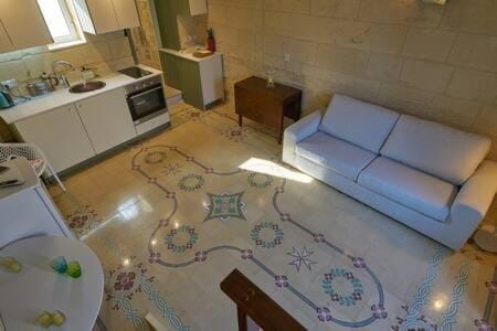 Kitchen or kitchenette, Living room, Seating area, Dining area, oven, stove