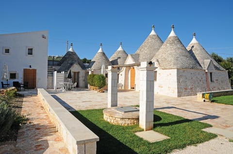 Facade/entrance, Garden, Decorative detail, Garden view