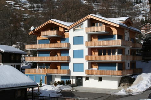 Property building, Facade/entrance, Winter, Living room