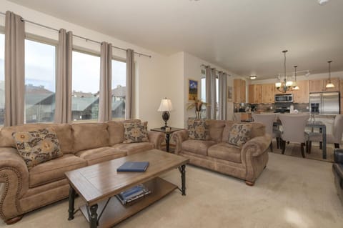 Day, Kitchen or kitchenette, Living room, Seating area, Dining area, furniture