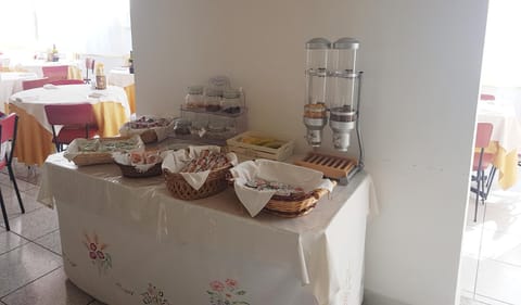 Food and drinks, Breakfast, Continental breakfast, Buffet breakfast