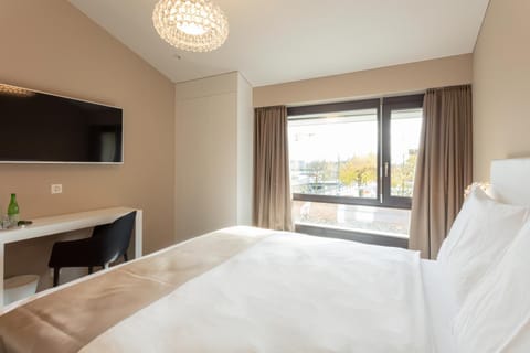 Bed, TV and multimedia, Photo of the whole room, Bedroom