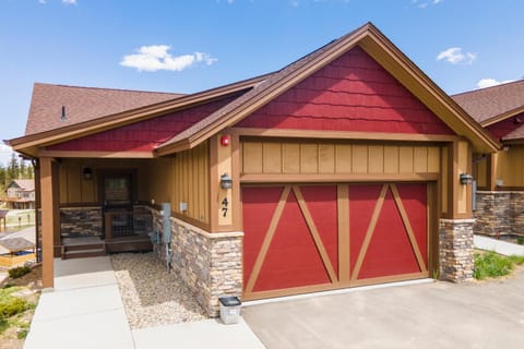 Property building, Facade/entrance, Parking
