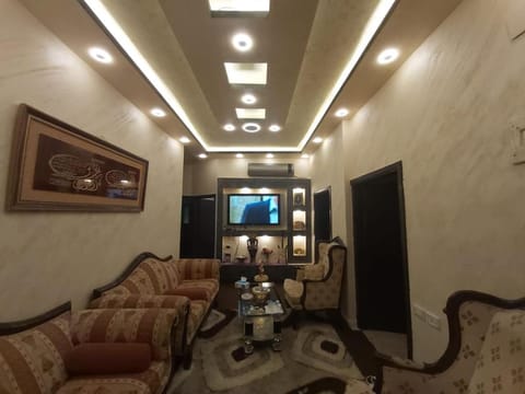 Restaurant/places to eat, TV and multimedia, Living room, Seating area