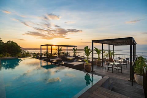 Restaurant/places to eat, Sea view, Swimming pool, Swimming pool