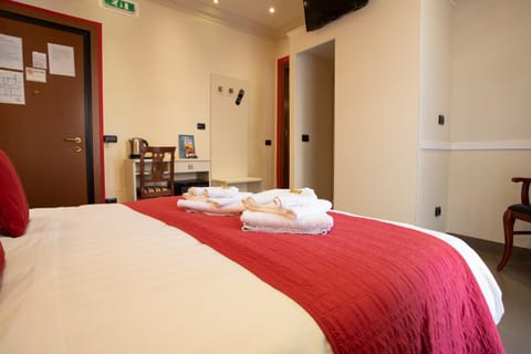 Bed, TV and multimedia, Balcony/Terrace, Photo of the whole room, Bedroom, hair dresser, internet, locker, towels, wardrobe, air conditioner