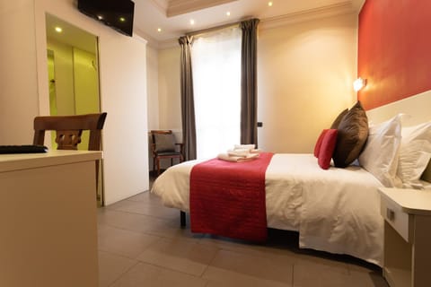 Bed, TV and multimedia, Balcony/Terrace, Photo of the whole room, Bedroom, hair dresser, internet, locker, towels, wardrobe, air conditioner