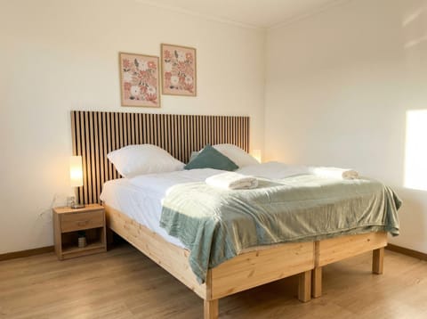 Property building, Bed, Bedroom