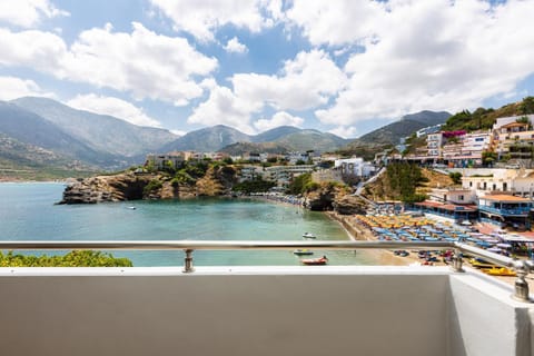 Restaurant/places to eat, Off site, Day, Neighbourhood, Natural landscape, Balcony/Terrace, Beach, Lake view, Mountain view, Supermarket/grocery shop, Shopping Area