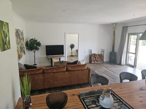 TV and multimedia, Living room, Seating area, Evening entertainment