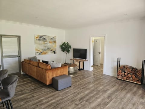 TV and multimedia, Living room, Seating area, Evening entertainment