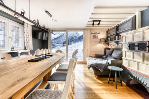 TV and multimedia, Living room, Lounge or bar, Seating area