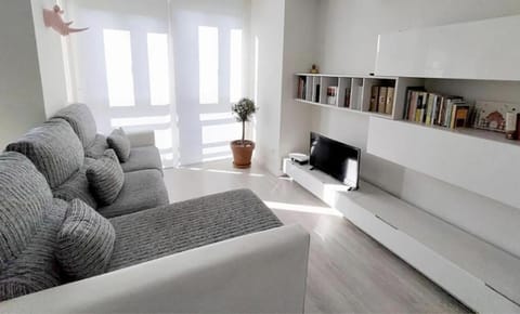 Communal lounge/ TV room, People, Library, Solarium, TV and multimedia, Living room, Lounge or bar, Other, Seating area, Dinner, Family, Family, soundproof