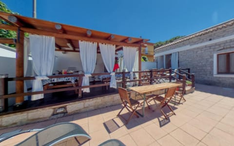 Property building, Patio, Restaurant/places to eat, Garden, Balcony/Terrace, Garden view, Area and facilities, Breakfast