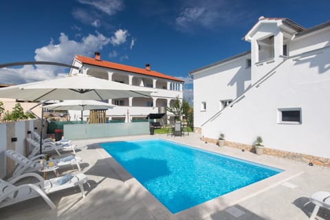 Swimming pool, Swimming pool