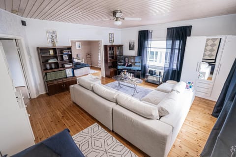 Communal lounge/ TV room, TV and multimedia, Living room, Seating area