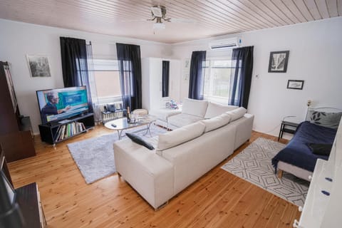 Communal lounge/ TV room, TV and multimedia, Living room, Seating area