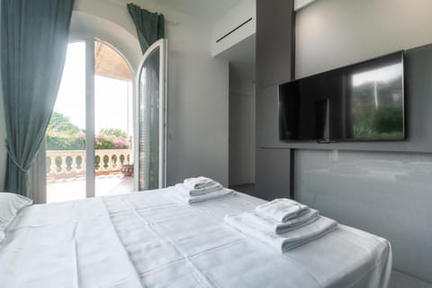 Bed, TV and multimedia, Balcony/Terrace, Photo of the whole room, Bedroom