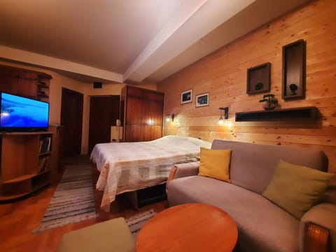 TV and multimedia, Living room, Seating area, Evening entertainment