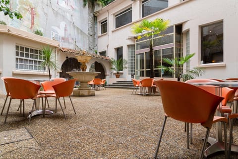 Property building, Patio, Restaurant/places to eat, Bird's eye view, Winter, Nightclub / DJ, On-site shops, Lounge or bar, Garden view, Garden view, Landmark view, Landmark view, Entertainment, Entertainment, Breakfast, Inner courtyard view