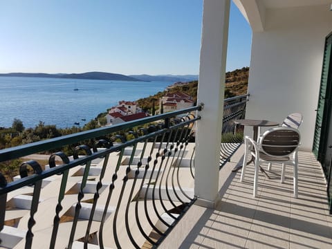 Property building, Balcony/Terrace, Sea view