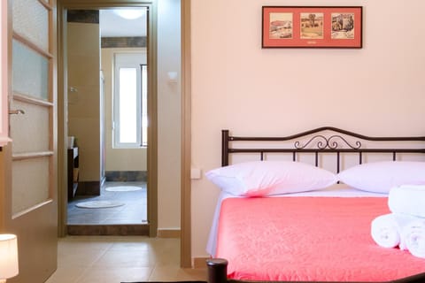 Home with Courtyard in Beating Heart of old Town! Apartment in Chania