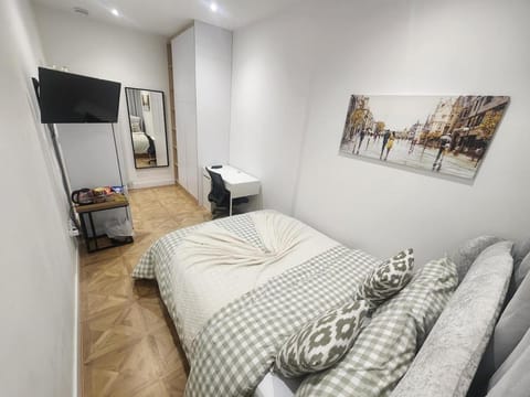 Bed, TV and multimedia, Photo of the whole room, Bedroom