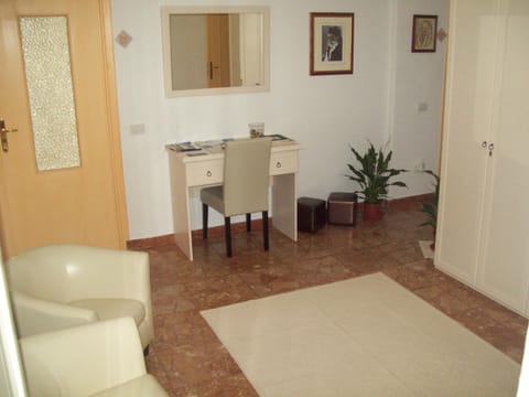 Living room, Photo of the whole room, Decorative detail, Area and facilities