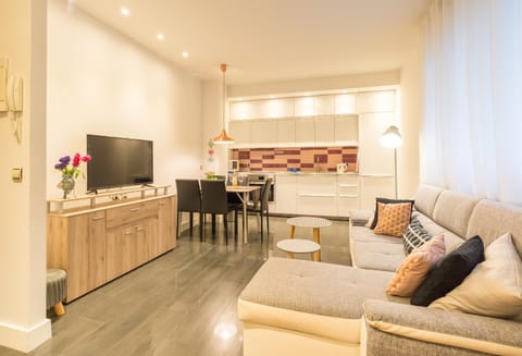 Communal lounge/ TV room, TV and multimedia, Seating area, locker, air conditioner