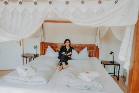 Bed, Bedroom, towels