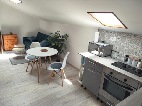 Coffee/tea facilities, Kitchen or kitchenette, Living room, Seating area, Dining area, oven, stove