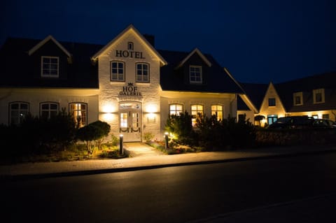 Facade/entrance, Night