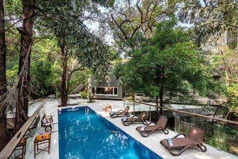 Day, Natural landscape, Food and drinks, Decorative detail, Pool view, Swimming pool, Swimming pool, sunbed