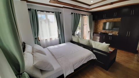 TV and multimedia, Living room, Seating area, Bedroom