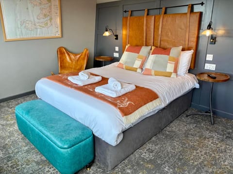 Bed, Bedroom, towels