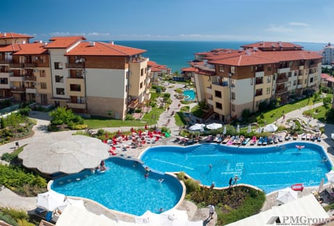 Property building, Day, Bird's eye view, Pool view, Swimming pool