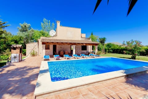 Property building, Facade/entrance, Off site, Garden, Garden view, Swimming pool, sunbed
