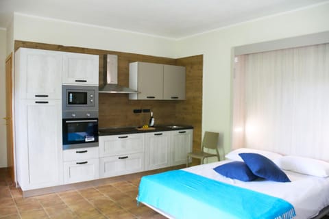 Bed, Kitchen or kitchenette, Photo of the whole room, Communal kitchen