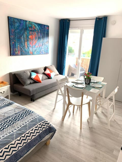 Photo of the whole room, Seating area, Dining area