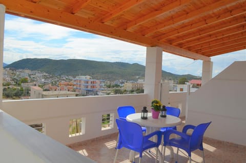 View (from property/room), Balcony/Terrace, Dining area, City view, Mountain view